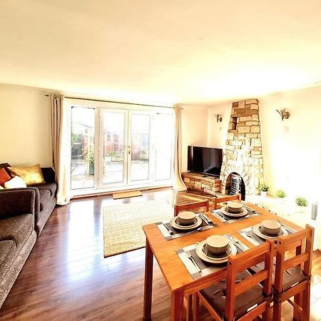 Cosy Luxurious 3 Bedroom House, Free Parking, Free Wifi, Private Garden, Free Netflix Havering Dış mekan fotoğraf