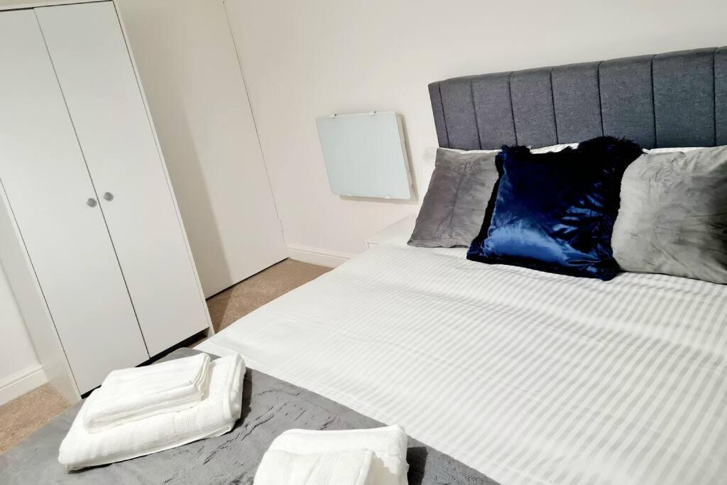 Cosy Luxurious 3 Bedroom House, Free Parking, Free Wifi, Private Garden, Free Netflix Havering Dış mekan fotoğraf