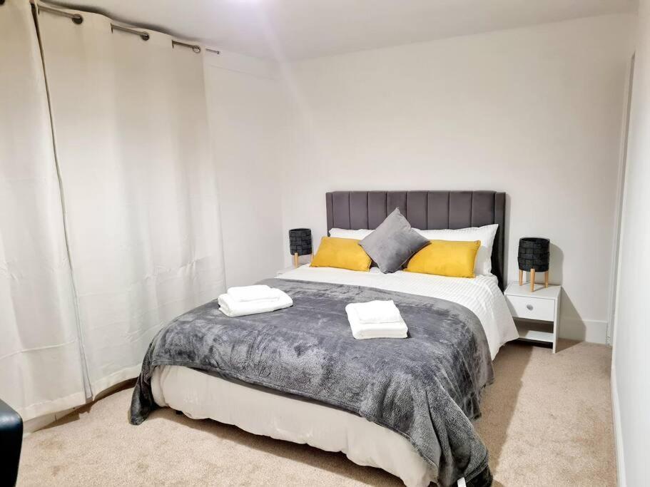 Cosy Luxurious 3 Bedroom House, Free Parking, Free Wifi, Private Garden, Free Netflix Havering Dış mekan fotoğraf
