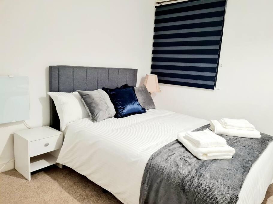 Cosy Luxurious 3 Bedroom House, Free Parking, Free Wifi, Private Garden, Free Netflix Havering Dış mekan fotoğraf