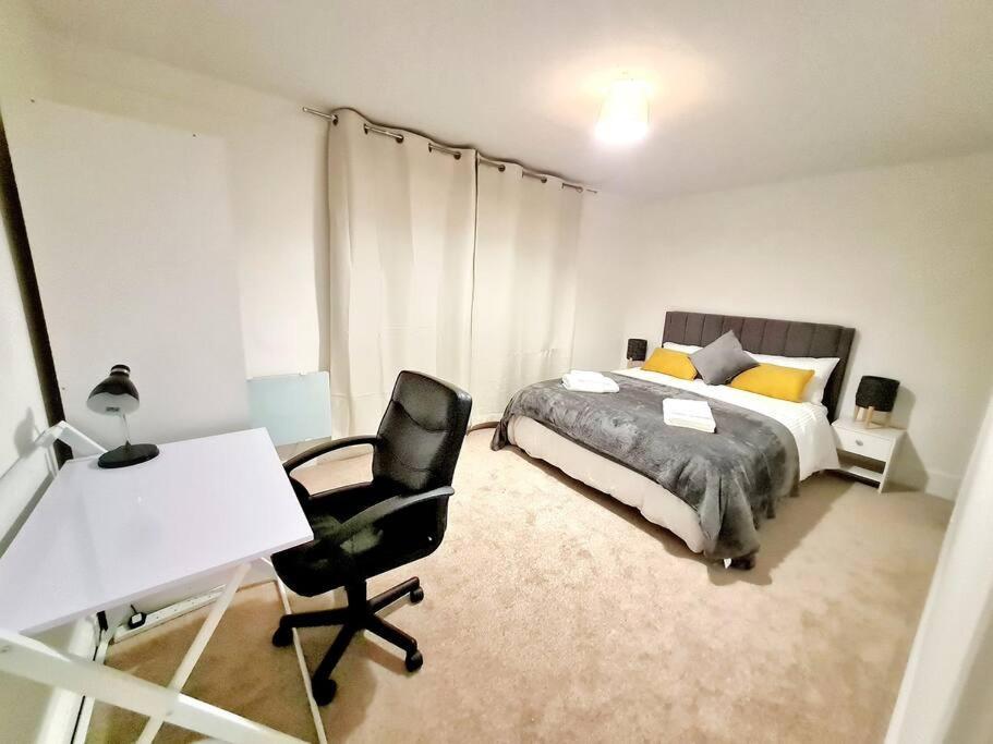 Cosy Luxurious 3 Bedroom House, Free Parking, Free Wifi, Private Garden, Free Netflix Havering Dış mekan fotoğraf