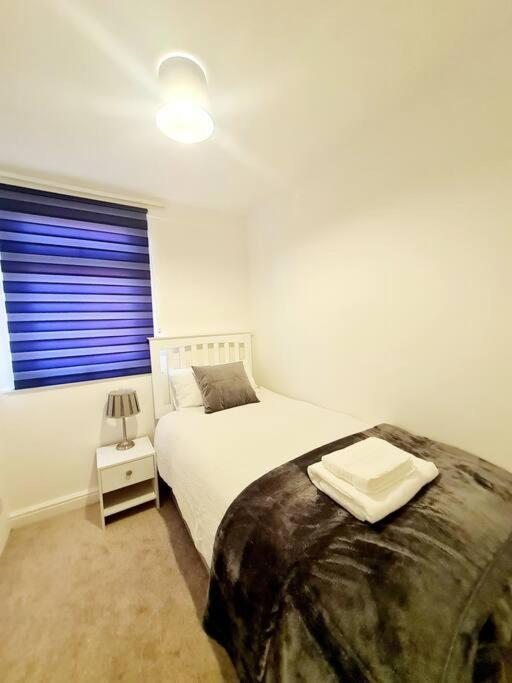 Cosy Luxurious 3 Bedroom House, Free Parking, Free Wifi, Private Garden, Free Netflix Havering Dış mekan fotoğraf