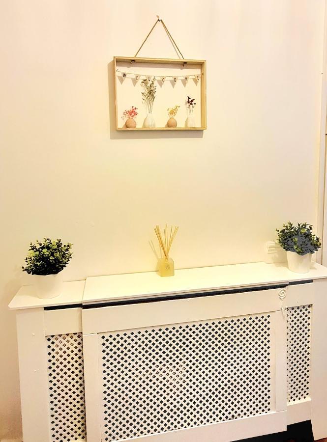 Cosy Luxurious 3 Bedroom House, Free Parking, Free Wifi, Private Garden, Free Netflix Havering Dış mekan fotoğraf