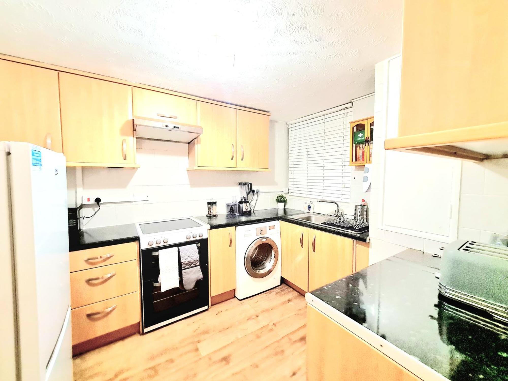 Cosy Luxurious 3 Bedroom House, Free Parking, Free Wifi, Private Garden, Free Netflix Havering Dış mekan fotoğraf