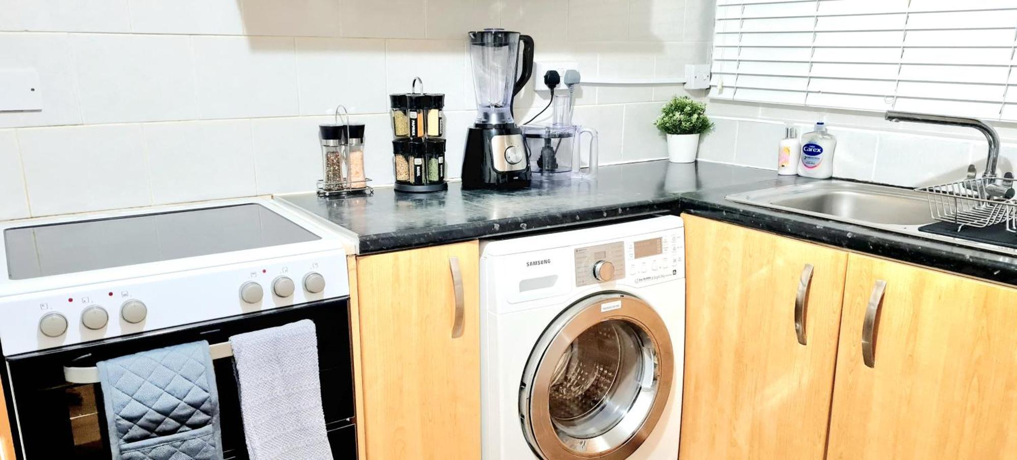 Cosy Luxurious 3 Bedroom House, Free Parking, Free Wifi, Private Garden, Free Netflix Havering Dış mekan fotoğraf
