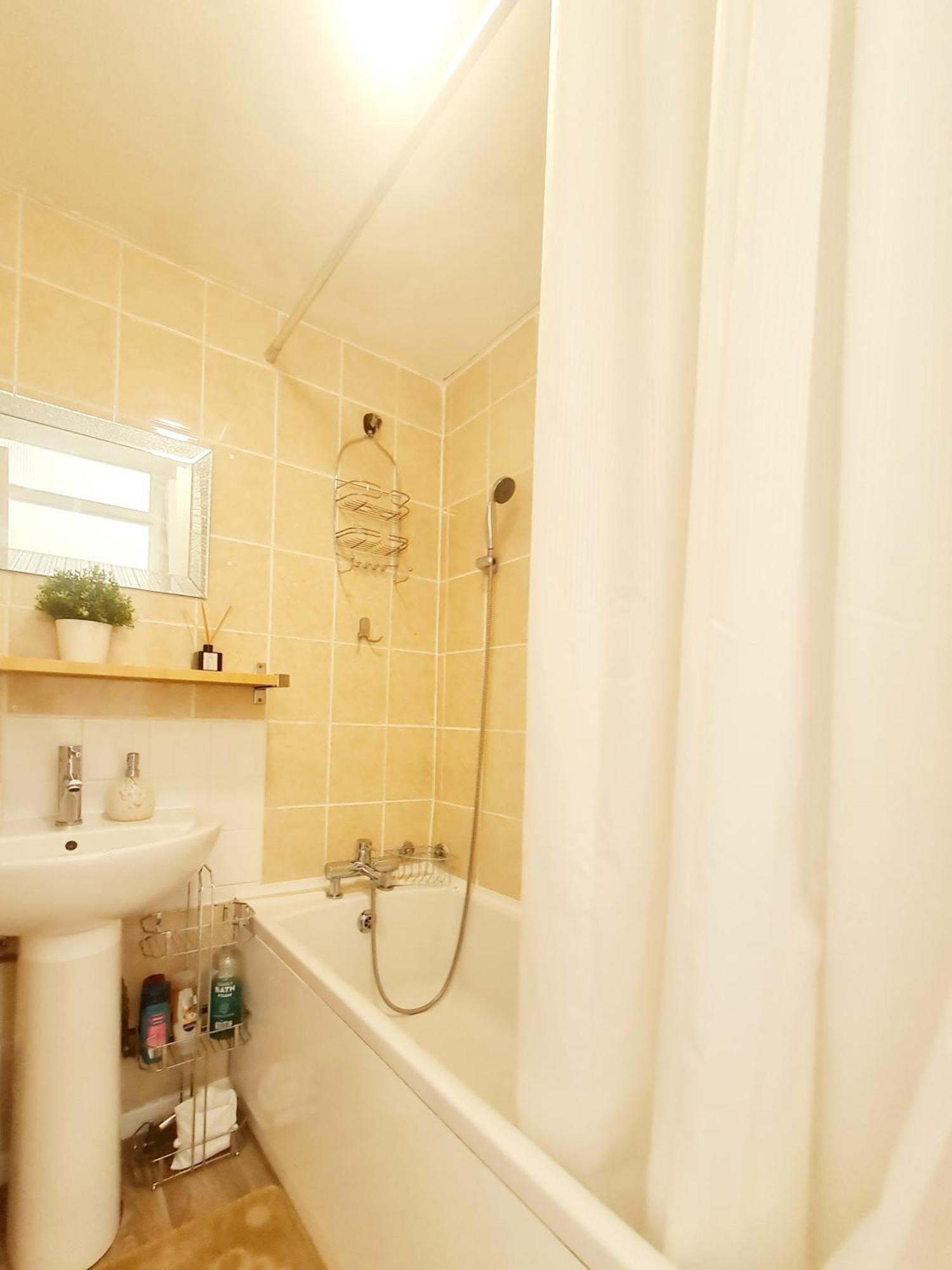 Cosy Luxurious 3 Bedroom House, Free Parking, Free Wifi, Private Garden, Free Netflix Havering Dış mekan fotoğraf